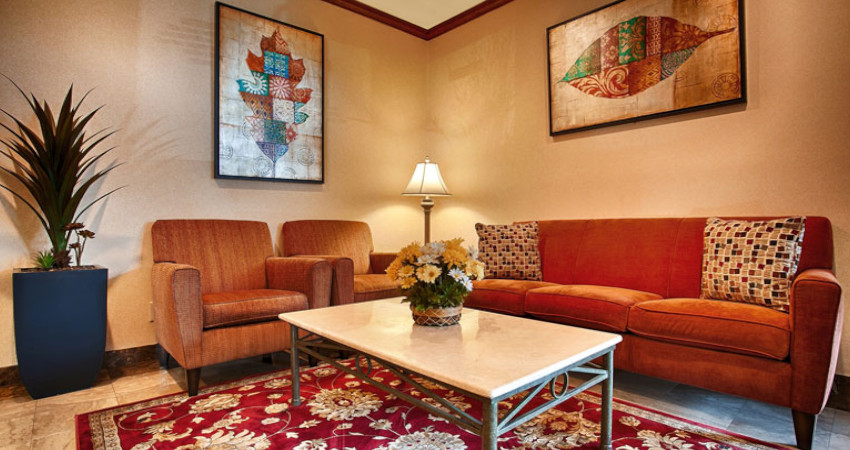 پایه‌های مبل بیرون از فرش باشد